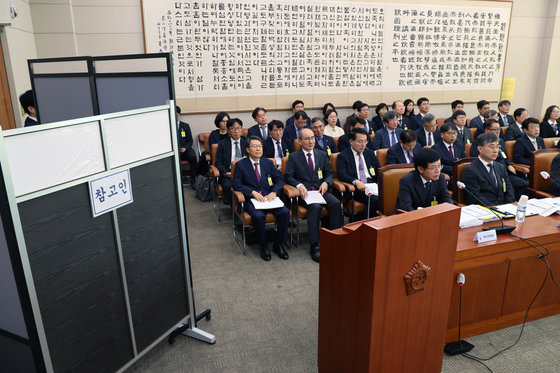 ‘부산 돌려차기’ 피해자가 20일 서울 여의도 국회에서 열린 법제사법위원회의 대전고등법원 등에 대한 국정감사에 참고인으로 출석, 비공개 증언을 하고 있다. 2023.10.20/뉴스1