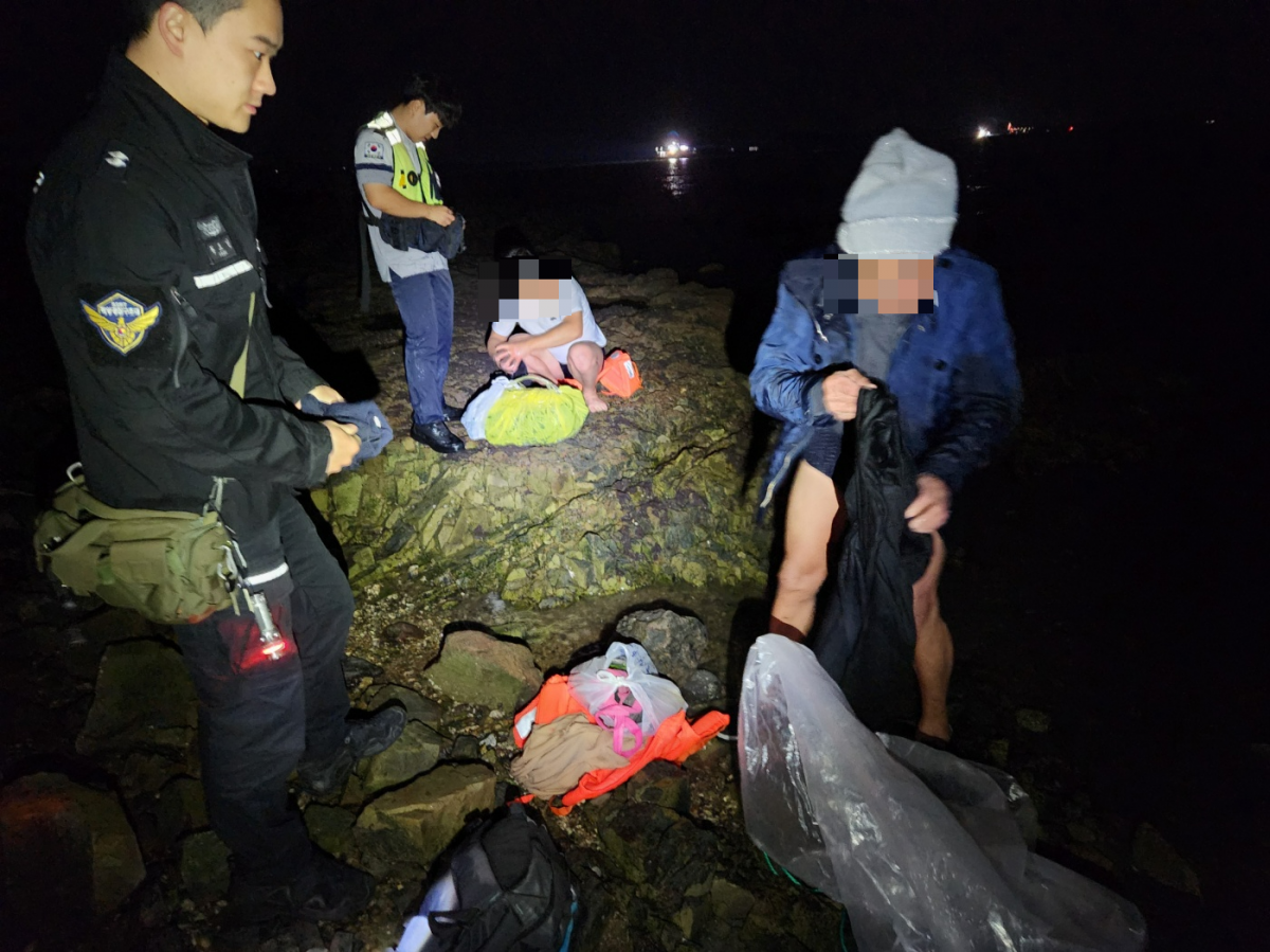 3일 오전 1시 53분경 충남 보령시 대천항 남서쪽 해상에서 헤엄쳐 밀입국을 시도하던 중국인들이 해양경찰에 검거되고 있다.  보령해양경찰서 제공