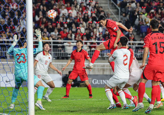 17일 오후 경기 수원시 팔달구 수원월드컵경기장에서 열린 축구 국가대표 평가전 대한민국과 베트남의 경기, 김민재가 선제골을 넣고 있다. 2023.10.17/뉴스1