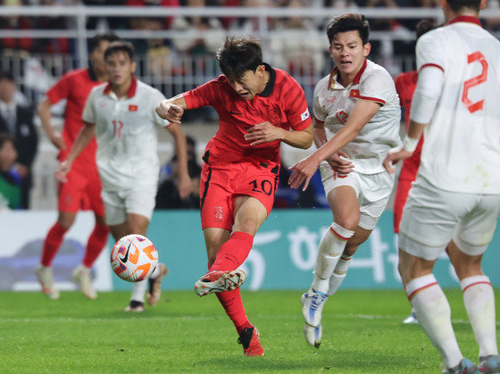 17일 오후 경기 수원시 팔달구 수원월드컵경기장에서 열린 축구 국가대표 평가전 대한민국과 베트남의 경기, 이재성이 슛을 시도하고 있다. 2023.10.17/뉴스1