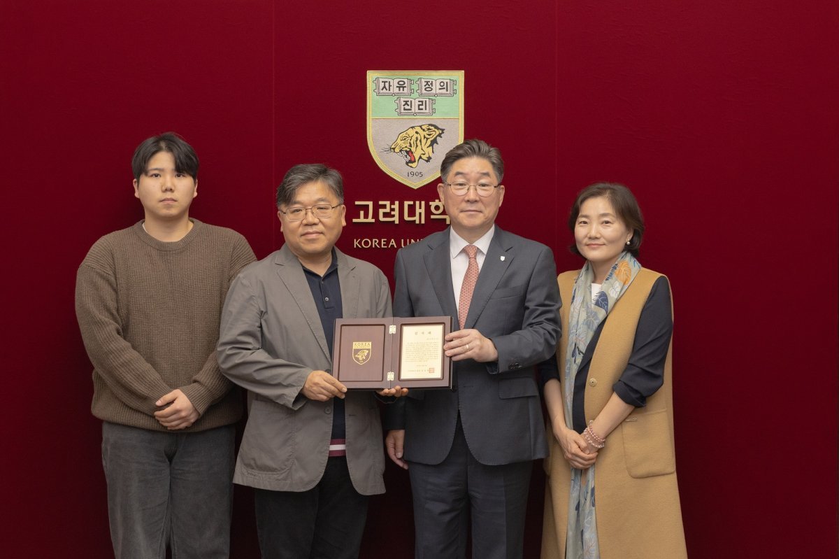 서울 이태원 참사 희생자인 고 신애진 씨(고려대 생명과학부 17학번)의 유족들이 19일 서울 성북구 고려대 본관에서 장학기금을 전달하고 있다. 고려대 제공