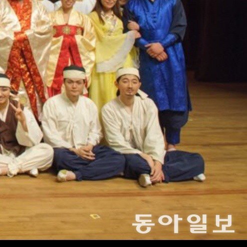 경북 김천에 있는 극단 ‘삼산인수’에서 노비 역할로 처음 무대에 오른 고선민 씨(오른쪽). 이후 배우의 꿈은 접었지만, 힘들었어도 소중한 추억으로 남아있다.  사진제공 고선민 씨