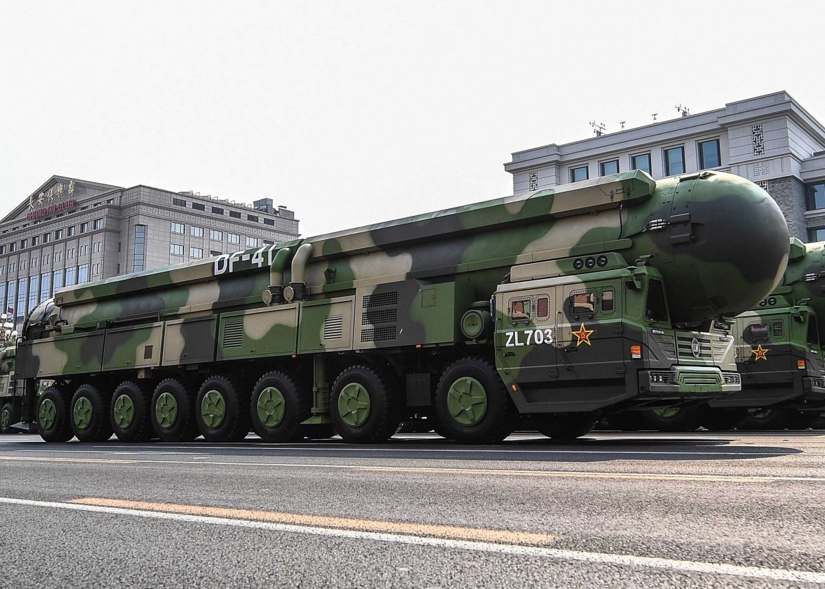 핵탄두 여러 개를 탑재해 미국 본토 전역을 타격할 수 있는 중국 최신형 대륙간탄도미사일(ICBM) 둥펑(DF)-41. 사진 출처 중국 국방부 홈페이지