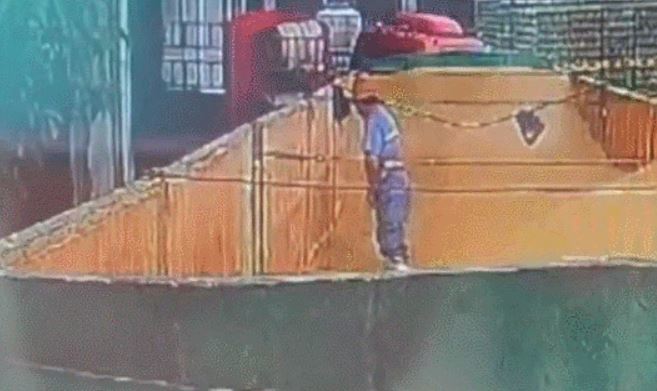 중국 핑두시 칭다오 맥주 3공장 내부에서 촬영된 것으로 알려진 영상. 직원으로 추정되는 남성이 원료 창고 안에서 소변을 보고 있다. 웨이보 캡처
