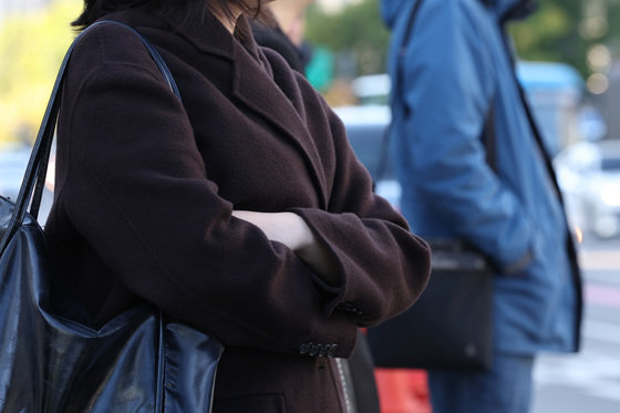 서울 아침 최저기온이 10도까지 내려간 20일 오전 서울 광화문 네거리에서 시민들이 몸을 움츠린 채 출근하고 있다. 2023.10.20/뉴스1