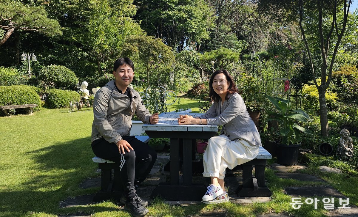 정원 앞마당에 마주 앉은 민명화 정원주(오른쪽)와 아들 남태우 씨. 순천=김선미 기자