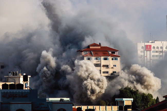 10월 11일 이스라엘의 공습으로 가자지구가 불타고 있다. [뉴시스]