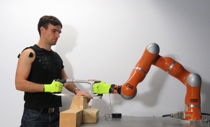 사람과 로봇이 함께 일하는 모습. 이 둘의 협업이 효율적인지에 대한 연구는 아직 초기 단계다. 사진 출처 위키미디어