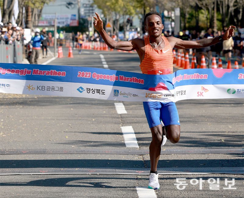 에티오피아의 이스마 안테나예후 다그나체우가 21일 경주국제마라톤 엘리트 국제 남자부에서 가장 먼저 결승선을 통과하고 있다. 경주=박형기 oneshot@donga.com