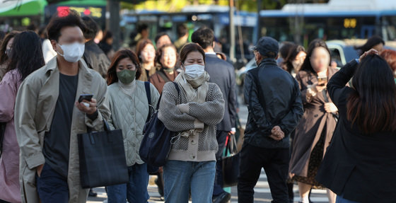 서울 최저기온이 10도까지 내려간 20일 오전 광화문 네거리에서 시민들이 몸을 움츠린 채 출근하고 있다. 2023.10.20/뉴스1