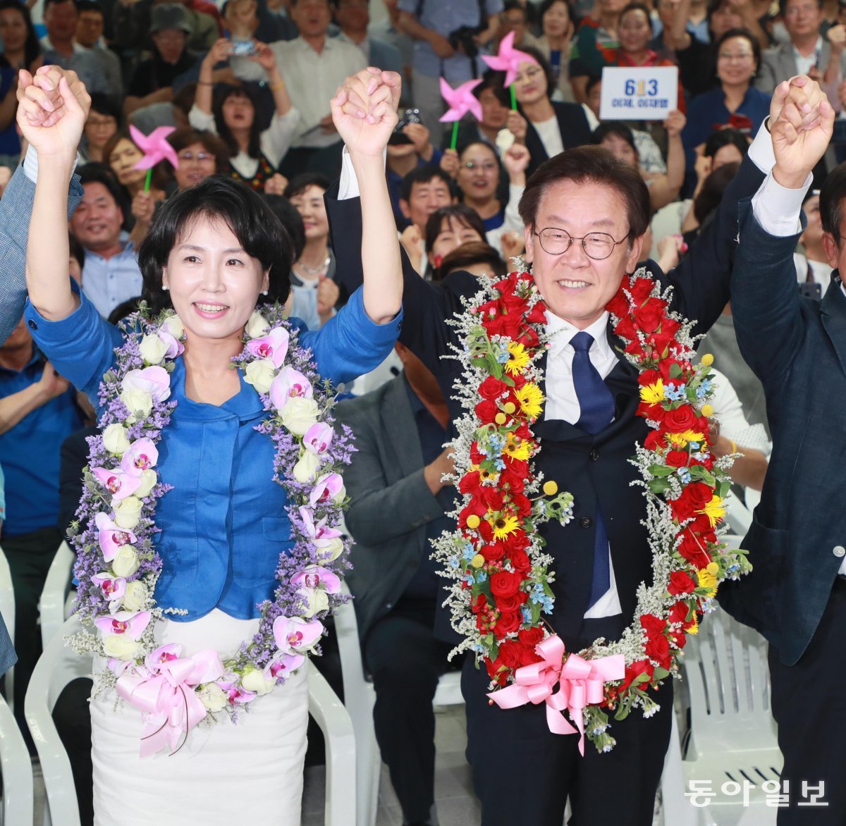 더불어민주당 이재명 대표와 김혜경 씨가 2018년 6월 13일 밤 경기도지사에 당선된 뒤 경기 수원시 팔달구 선거사무소에서 두 손을 함께 들고 환호하고 있다. 동아일보DB