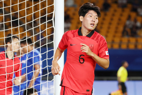 21일 오후 중국 저장성 진화시 스포츠센터 스타디움에서 열린 2022 항저우 아시안게임 남자 축구 E조 조별리그 2차전 대한민국과 태국의 경기에서 홍현석이 헤딩골을 성공시킨 뒤 기뻐하고 있다. 2023.9.21 뉴스1