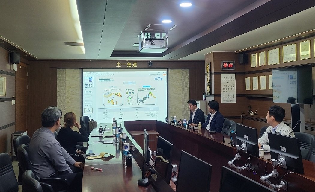 아이디비 개발자가 관계자들에게 ‘AI 기반 설비 예지 보전, 품질 공정 분석 시스템’에 대해 설명하고 있다. 아이디비 제공