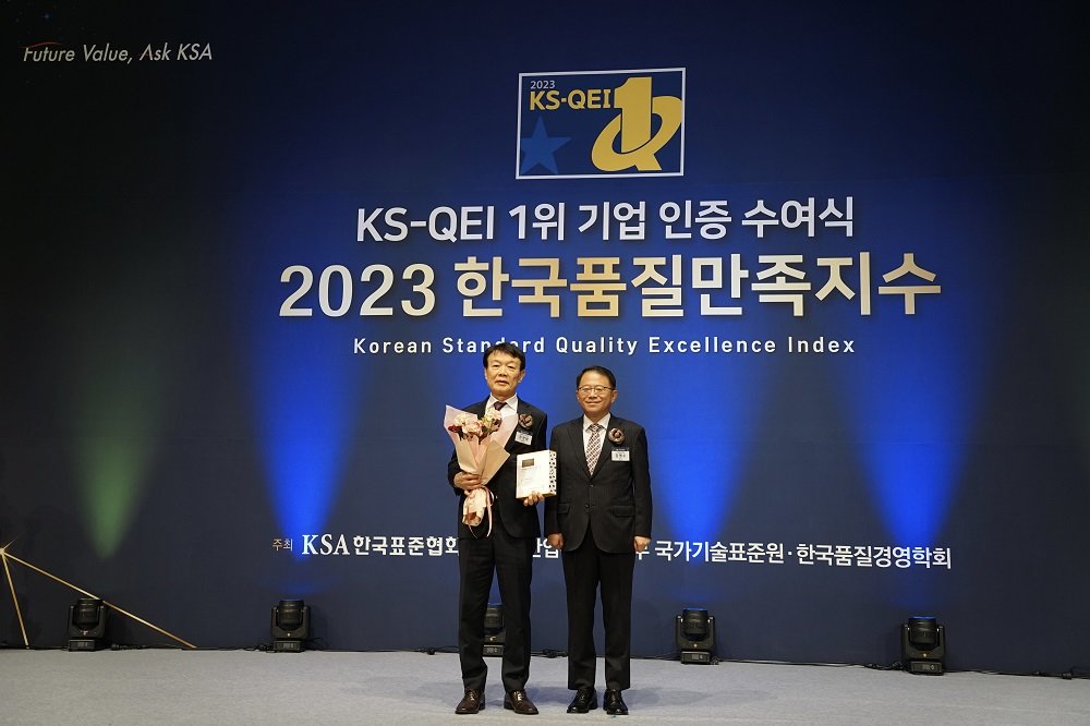 권영범 영림원소프트랩 대표이사(왼쪽)가 한국품질만족지수 시상식에서 기념 촬영을 하고 있다. 영림원소프트랩 제공