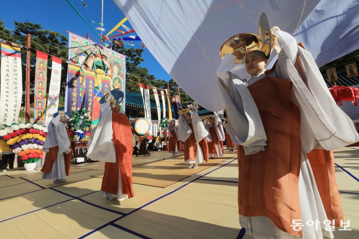 22일 서울 은평구 진관사에서  비구니 스님들이 대웅전 야단법석에서  나라의 안녕과 국민들의 평안과 건강을 기원하며 법고무(위)와 천수바라춤을 추고 있습니다.   전영한 기자 scoopjyh@donga.com
