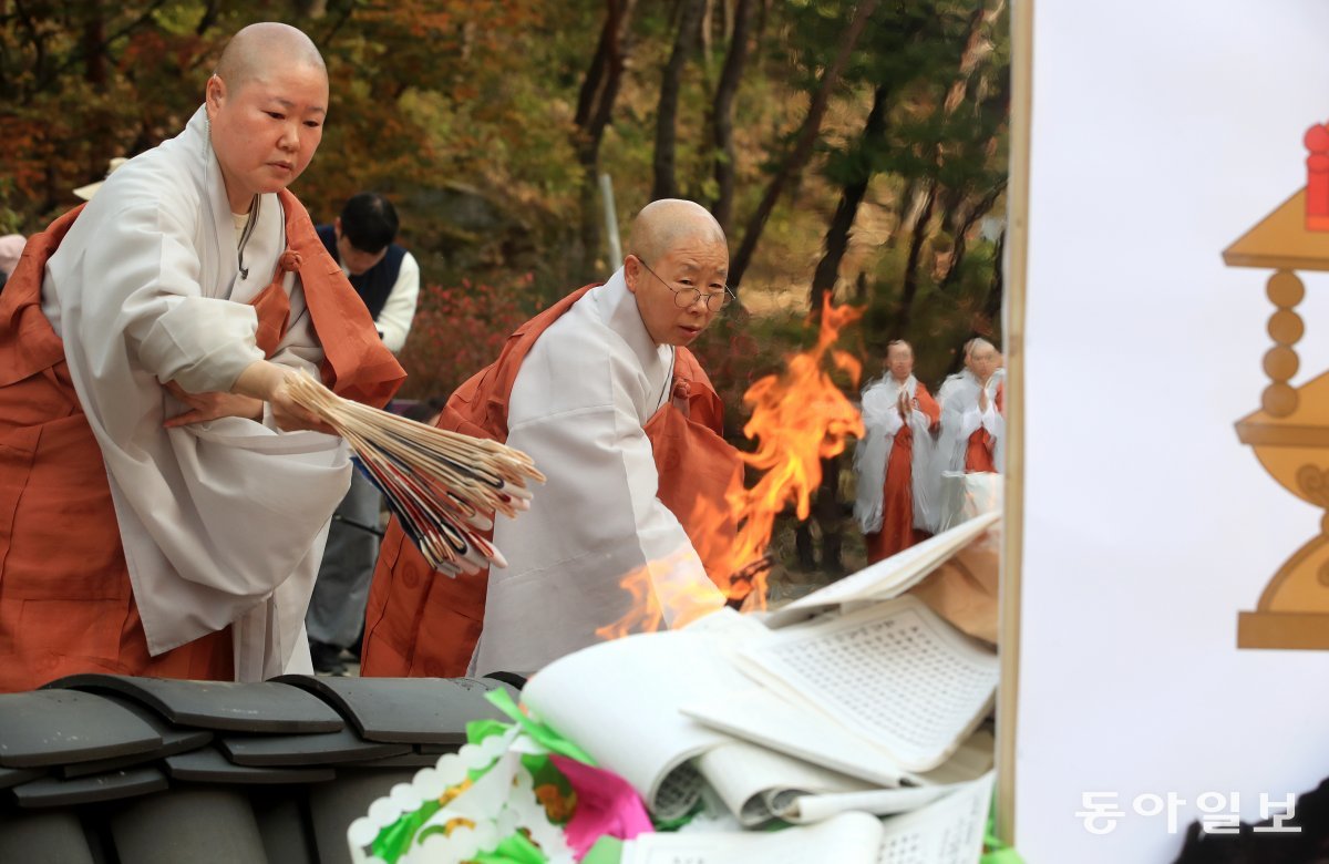 진과사 주지 법해스님(오른쪽)이 불을 넣고 있다. 왼쪽은 성돈스님. 전영한 기자 scoopjyh@donga.com
