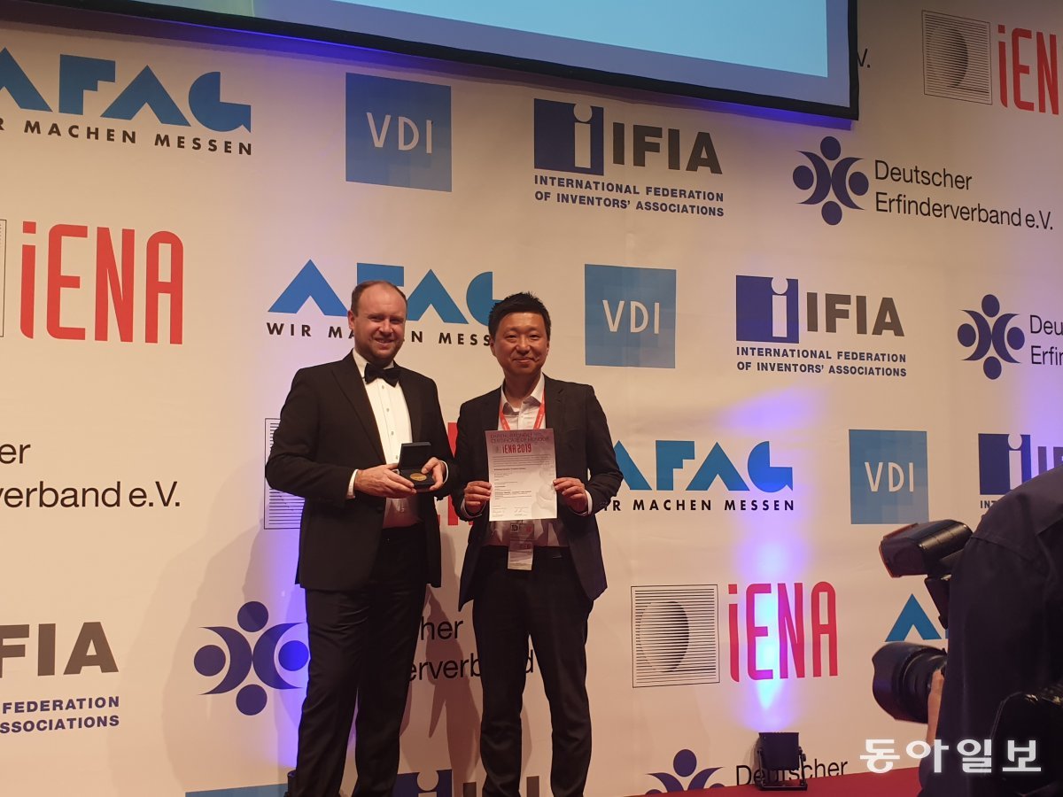 2019 독일 국제 아이디어·발명·신제품 전시회(iENA 2019)에서 딥파인의 김현배 대표이사는 ‘인공지능을 이용하는 쇼핑 카트 및 상품 인식 방법’을 출품해 금상을 수상했다. 딥파인 제공