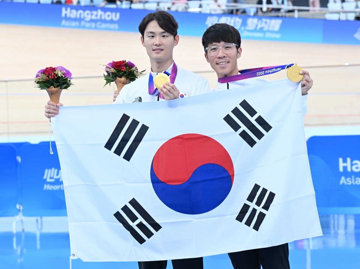 항저우 장애인아시안게임에서 한국 선수로는 처음으로 금메달을 따낸 김정빈(왼쪽)과 경기 파트너 윤중헌. 대한장애인체육회 제공