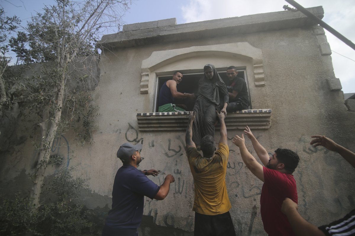 공습 받은 건물서 여성 구조 22일(현지 시간) 팔레스타인 가자지구 남부 도시 라파에서 사람들이 이스라엘군 공습을 받은 건물에서 온몸에 잿빛 흙먼지를 뒤집어쓴 여성을 대피시키고 있다. 라파=AP 뉴시스