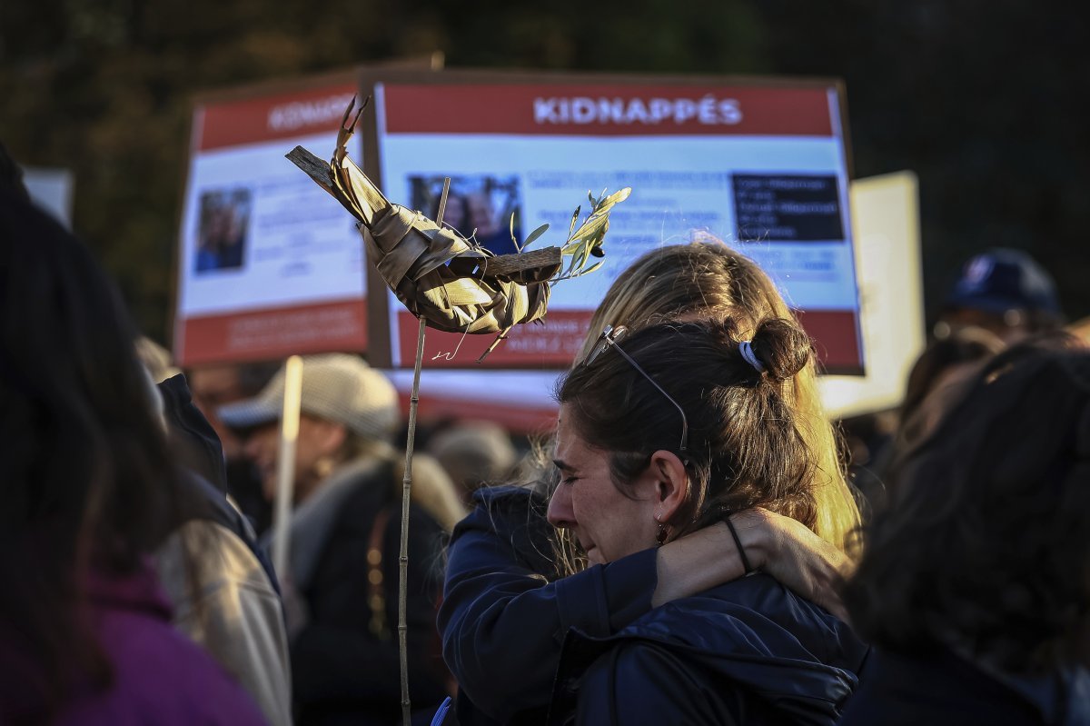 모형 비둘기 들고 인질 석방 촉구 22일(현지 시간) 프랑스 파리에서 열린 하마스의 인질 석방 촉구 집회에서 모녀로 보이는 참가자들이 ‘평화의 상징’ 비둘기 모형을 들고 부둥켜안은 채 눈물을 흘리고 있다. 파리=AP 뉴시스