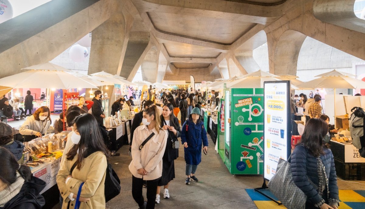 ‘서울디자인 2023’은 11월 2일까지 DDP와 서울시 일대에서 열린다. 사진은 지난해 열린 서울디자인 행사 현장.