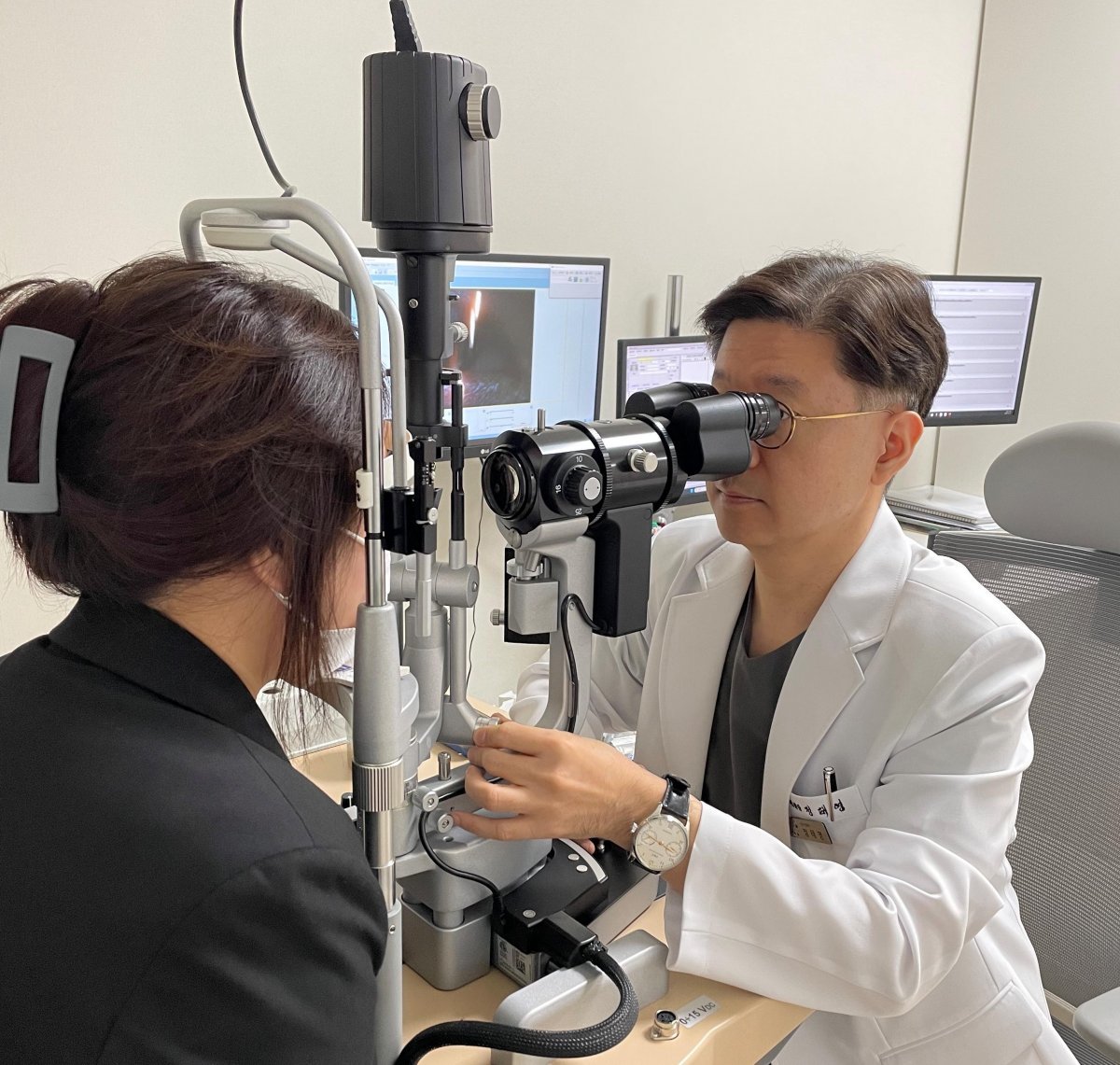 정태영 리뉴서울안과 원장(한국백내장굴절수술학회 학술위원장)이 젊은 환자의 백내장 여부를 알기 위해 세극등현미경을 통해 환자의 눈 속을 검사하고 있다. 리뷰서울안과 제공