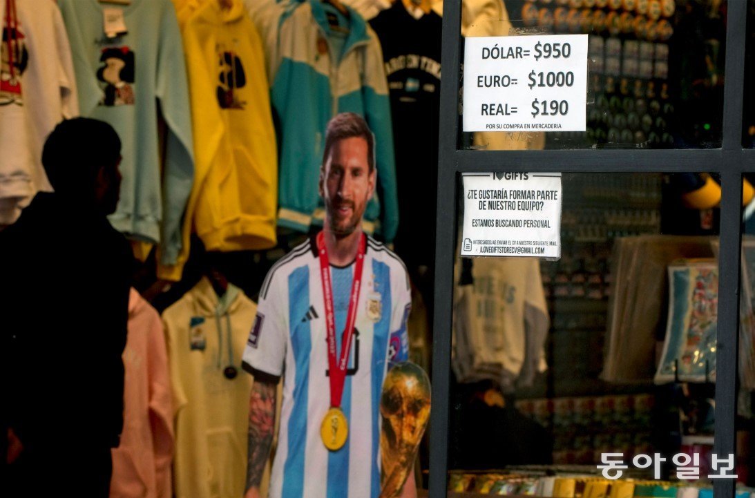 10월 10일 부에노스아이레스의 한 가게가 1달러는 950페소라고 써붙여놨다. 대선을 앞두고 블루달러 환율은 계속 치솟아 22일엔 1150페소를 기록했다. AP 뉴시스