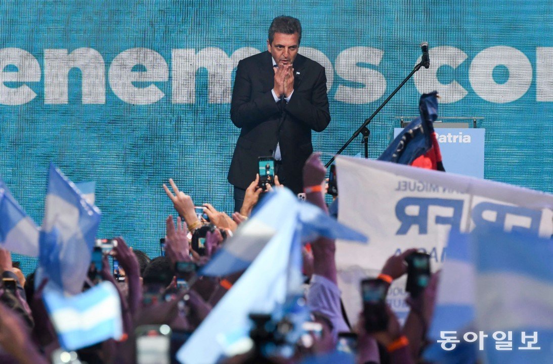 아르헨티나 여당 대선 후보인 세르히오 마사 현 경제부 장관이 1차 투표 승리 뒤 지지자들에게 인사하고 있다. 그는 밀레이 후보와 11월 19일 결선투표에서 맞붙는다. AP 뉴시스