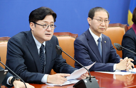 홍익표 더불어민주당 원내대표(왼쪽)가 24일 오전 서울 여의도 국회에서 열린 국정감사 대책회의에서 발언을 하고 있다. 2023.10.24 뉴스1