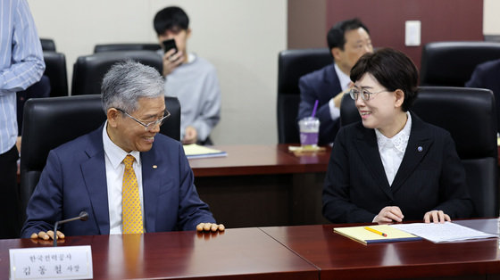 김동철 한국전력 사장(왼쪽)과 최연혜 한국가스공사 사장이 지난달 12일 오전 서울 종로구 한국무역보험공사 대회의실에서 열린 에너지공기업 경영혁신 점검회의에서 대화하고 있다. 2023.10.12 뉴스1