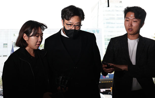 업무방해, 전자기록 등 손괴, 사기 및 업무상 배임 등의 혐의를 받는 안성일 더기버스 대표가 24일 오후 피의자 조사를 받기 위해 서울 강남경찰서에 출석하고 있다. 2023.10.24/뉴스1