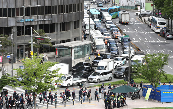 31일 서울 시청역 일대가 집회로 인해 교통체증을 빚고 있다. 2023.5.31 뉴스1