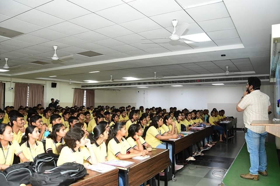 인도 북서부 라자스탄주 코타에 있는 한 학원에서 수백명의 학생이 모여 수업을 듣고 있다. 페이스북 캡처