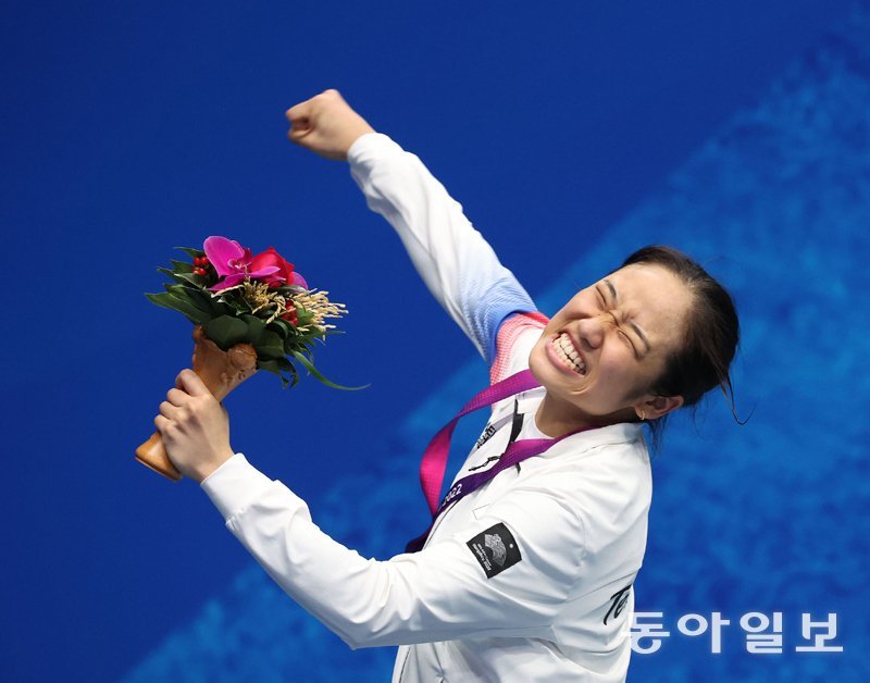 7일 중국 항저우 아시안게임 배드민턴에서 금메달을 딴 안세영 선수가 시상식을 마친 뒤 하늘을 향해 주먹을 날리는 세리머니를 하고 있다. 항저우=김재명 기자 base@donga.com