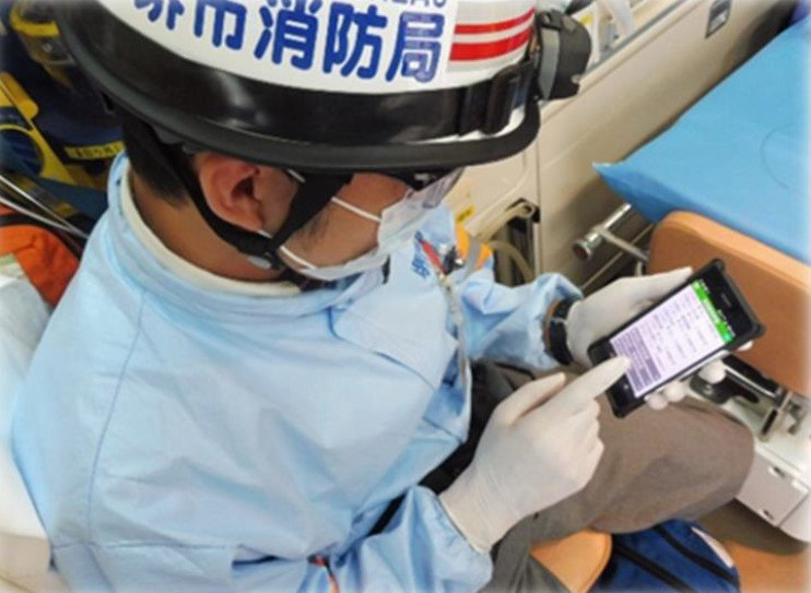 일본 오사카부의 한 구급대원이 오리온 시스템 애플리케이션(앱)을 이용해 응급환자를 이송할 병원을 찾고 있는 모습. 오사카부 사카이시 제공