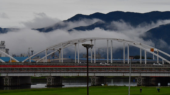 경북 포항시 남구 연일읍 산 뒷편으로 안개가 피어오르고 있다.2023.9.17. 뉴스1
