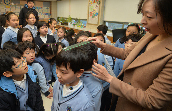 서울의 한 초등학교에서 어린이들이 키재기를 하고 있다. 뉴스1 ⓒ News1