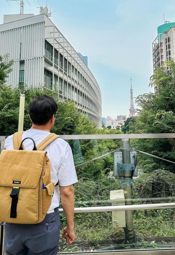 오세훈 서울시장이 소방관들의 폐방화복을 재활용해 만든 가방을 착용하고 있다. (인스타그랩 캡처)