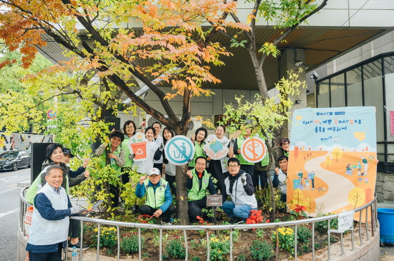 지난 24일 서울 중구 신당동의 골목길에서 진행된 BAT로스만스의 꽃밭 캠페인 현장.BAT로스만스 제공