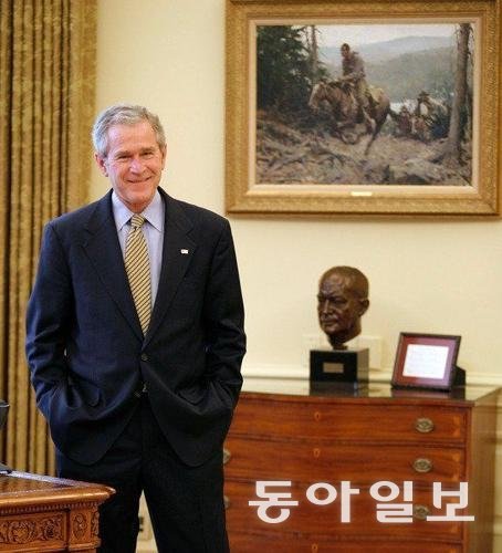 조지 W 부시 대통령이 백악관 집무실에 걸린 그림 ‘지켜야 하는 본분’(A Charge to Keep) 앞에서 웃는 모습. 조지 W 부시 대통령 센터 홈페이지