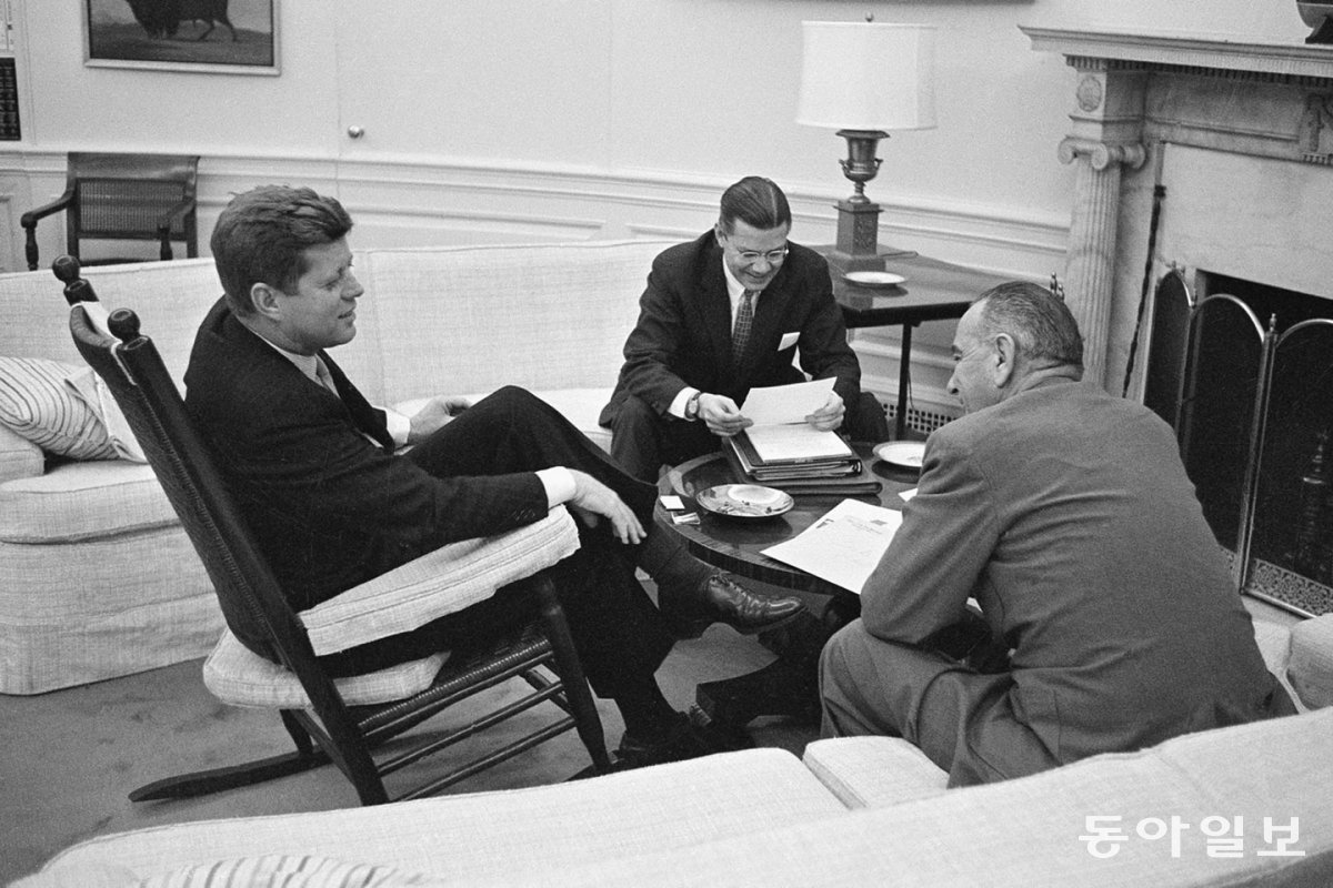 백악관 집무실에서 흔들의자에 앉아 회의를 하는 존 F 케네디 대통령(왼쪽). 존 F 케네디 대통령 도서관 홈페이지