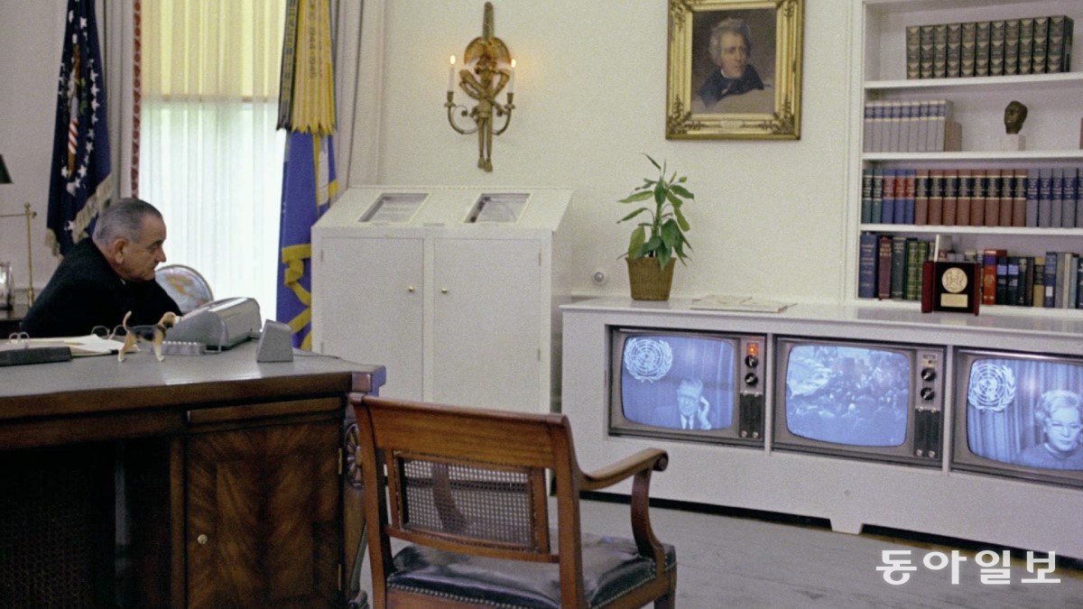 백악관 집무실에서 TV를 시청하는 린든 존슨 대통령. 린든 존슨 대통령 도서관 홈페이지