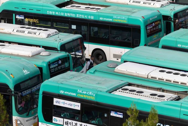 경기도버스노동조합협의회 조합원들이 파업을 예고한 25일 경기도 수원시의 한 시내버스 차고지에 버스가 주차돼 있다. 노조는 이날 오후 예정된 경기지방노동위원회 최종 조정 회의 결렬 시 26일 첫차부터 전면 파업에 들어간다. 2023.10.25/뉴스1