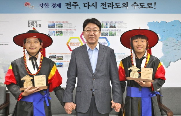 풍남초 6학년에 재학 중인 황건하(오른쪽), 차노영군(왼쪽)이 25일 제2대 전주명예관찰사로 위촉됐다.(전주시 제공)/뉴스1