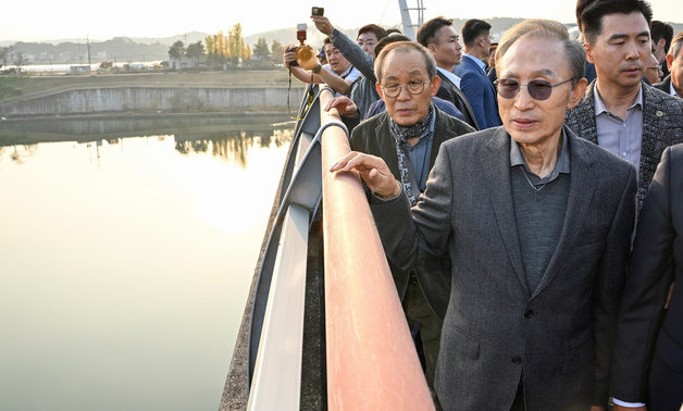 이명박 전 대통령이 25일 오후 경기도 여주시 한강문화관 인근에서 열린 강천보 걷기 행사에 참석해 보를 살펴보고 있다. 2023.10.25/사진공동취재단