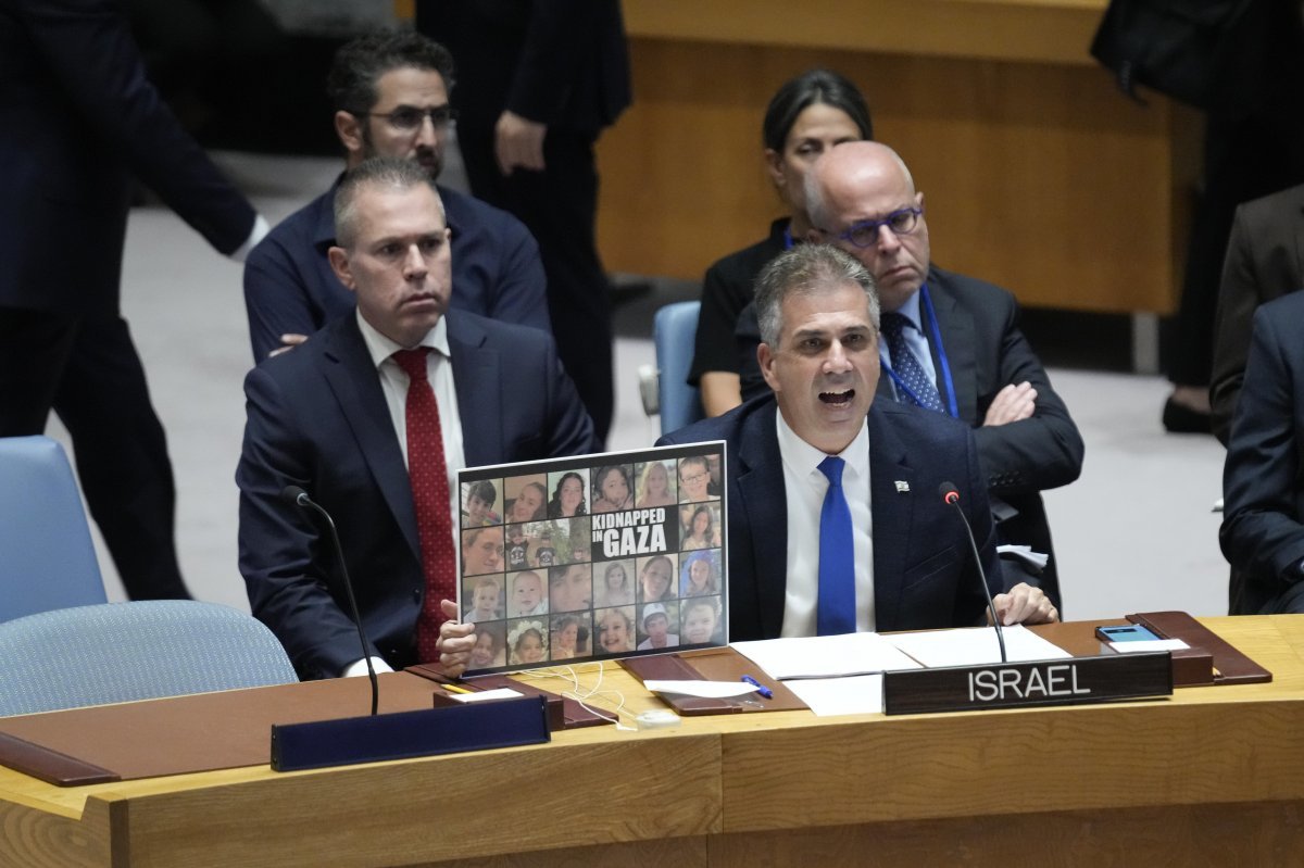 같은 장소의 엘리 코헨 이스라엘 외교장관(앞줄 오른쪽)은 하마스가 납치한 이스라엘 민간인의 사진을 들고 “테러가 판치는 세상을 원하느냐”며 반발했다. 이스라엘은 구테흐스 총장의 사임을 촉구했다. 뉴욕=AP 뉴시스
