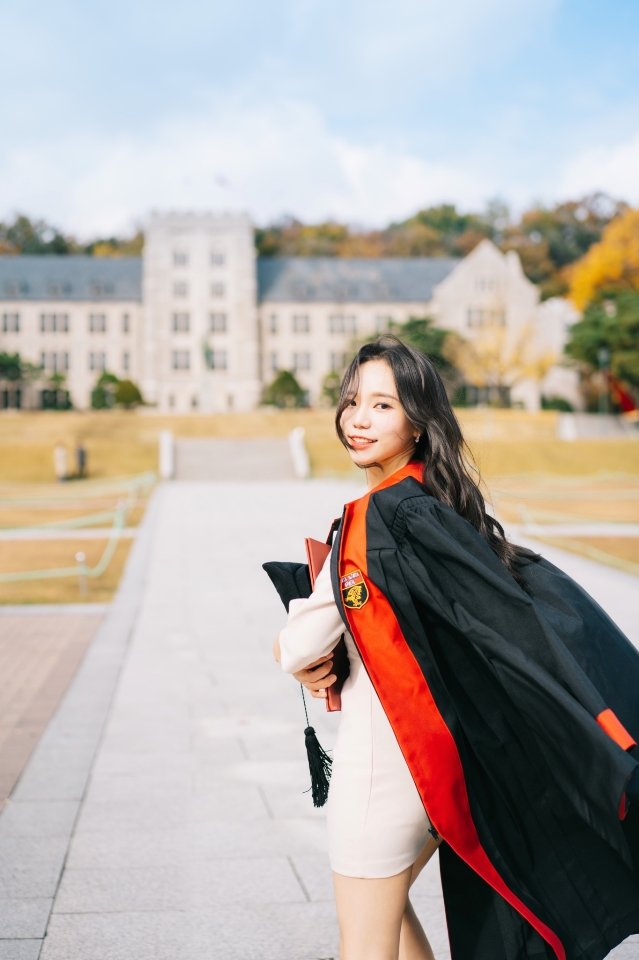 현장에서 목숨을 잃은 신애진 씨(사망 당시 25세). 신 씨의 어머니 김남희
 씨는 “환하게 웃는 딸을 기억해 달라”며 대학 졸업사진을 제공했다. 유족 제공