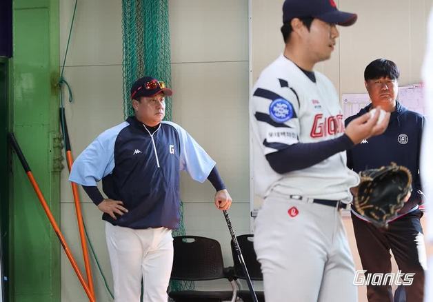 김태형 롯데 자이언츠 감독이 24일 경남 김해 상동구장에서 열린 롯데 마무리캠프에서 선수들의 훈련 모습을 지켜보고 있다. 롯데 제공 ⓒ News1