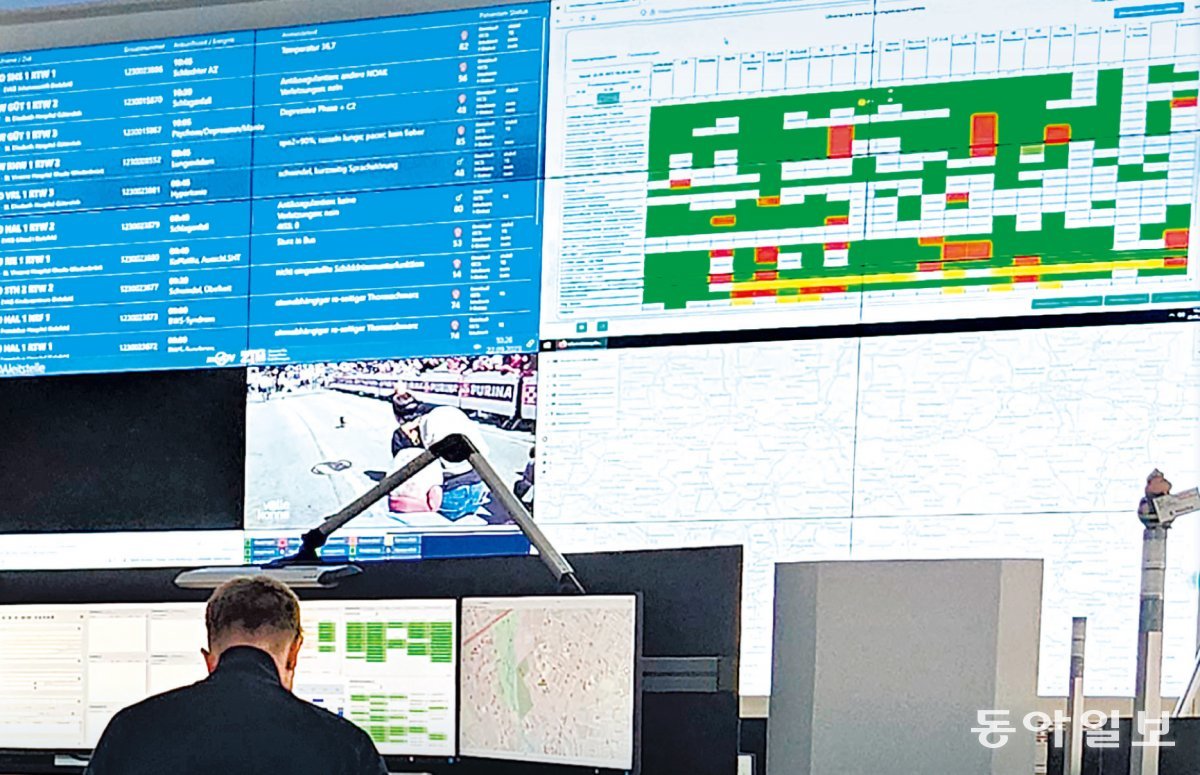 지난달 22일 방문한 독일 귀터슬로시 중앙구조관리국 상황실. 상황실 직원이 ‘병원 및 환자 이송 관리 시스템’을 보며 각 병원의 
병상 및 의료진 상황을 확인하고 있다. 오른쪽 상단 시스템에서 가로축은 병원을, 세로축은 질환을 나타낸다. 각 질환과 병원이 
만나는 칸이 녹색이면 ‘치료 가능’, 빨간색이면 ‘치료 불가능’을 뜻한다. 노란색은 ‘정보가 업데이트 중’이라는 뜻이다. 
귀터슬로=특별취재팀