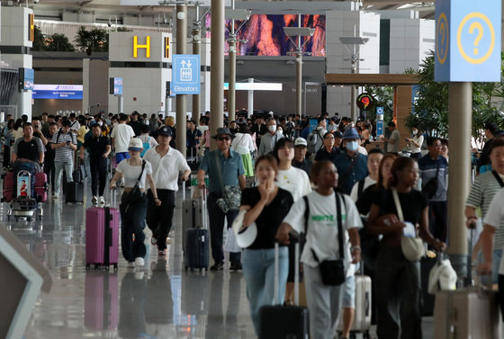 4일 오전 인천국제공항 출국장이 해외여행객들로 북적이고 있다. 2023.8.4. 뉴스1